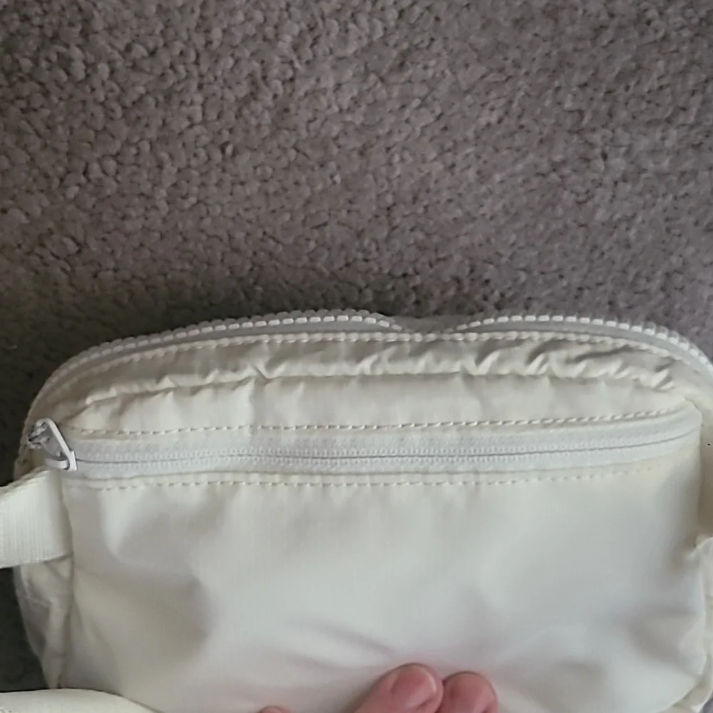 Lululemon Everywhere Belt Bag - White Opal - Excellent condition - Picture 4 of 7